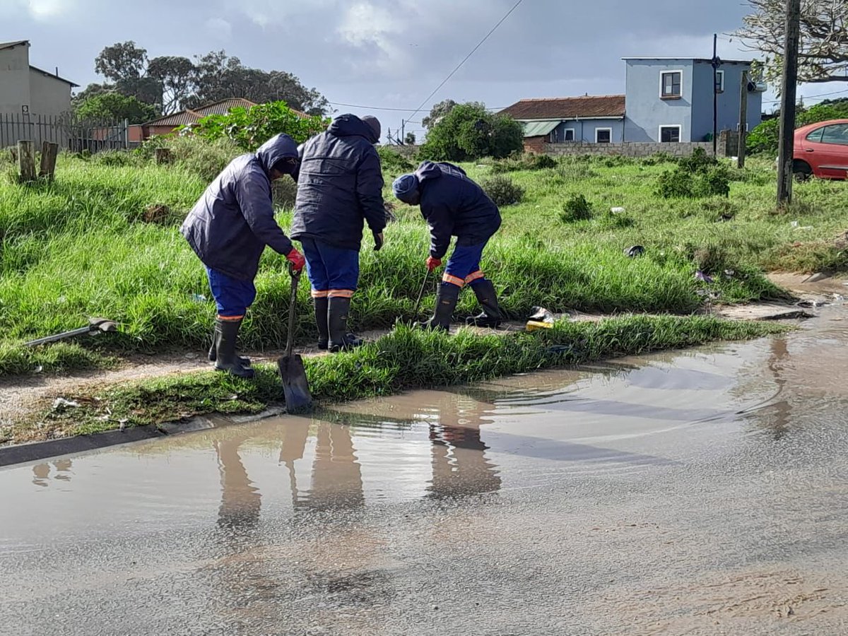Teams from the Nelson Mandela Bay Municipality’s Roads and Transport Directorate are hard at work clearing stormwater drains across the metro to reduce flooding and improve road safety amid ongoing inclement weather. 

facebook.com/share/p/16oLAa…