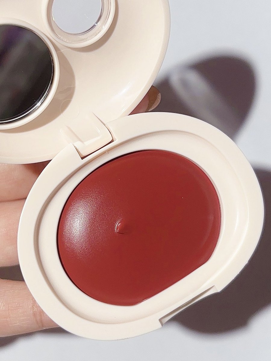 Emina bouncy tint shade 03 Tea Puff cantik bangettttt!!!🥹☝️✨

Teksturnya pun aku suka~
Velvety yang smooth banget. Finishnya soft matte dan ada blurry effectnya🫶