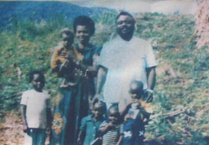 Lui au moins a des photos d'enfance avec sa famille d'enfance !
Alors <a href="/bembajp/">Jean Pierre Bemba</a> qui a déjà vu une photo de ta mère ?
Ou simplement qui connaît le nom de ta mère biologique ?