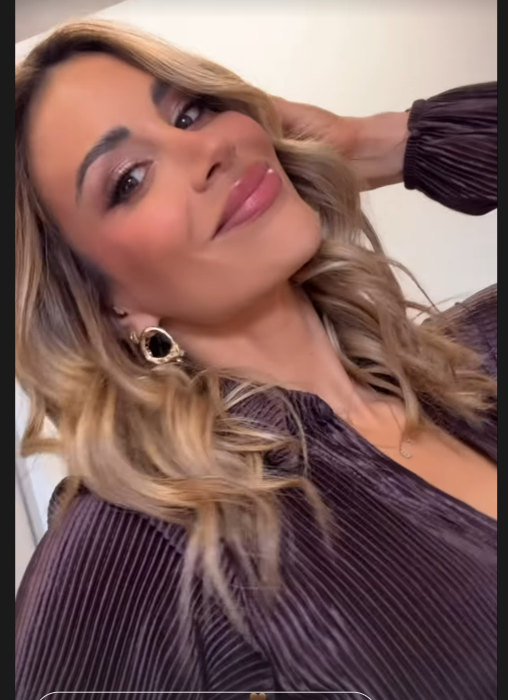 Sandra956090's tweet photo. Esos besos me entonan🎶
No sé qué tienen tus ojos café, yeah🎶
Ere' má' linda en persona🎶
No puedo sacarme tu olor a Chanel, yeh🎶
Si me dejaras🎶
Yo te convenciera🎶
De que te quedarás🎶
Y de to' te hiciera🎶...🤎 #CrisPorta10J https://t.co/ckonEBsQeE