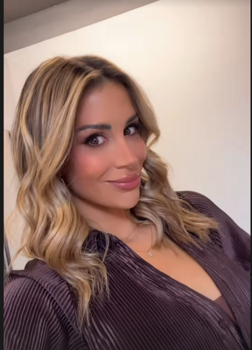 Sandra956090's tweet photo. Esos besos me entonan🎶
No sé qué tienen tus ojos café, yeah🎶
Ere' má' linda en persona🎶
No puedo sacarme tu olor a Chanel, yeh🎶
Si me dejaras🎶
Yo te convenciera🎶
De que te quedarás🎶
Y de to' te hiciera🎶...🤎 #CrisPorta10J https://t.co/ckonEBsQeE