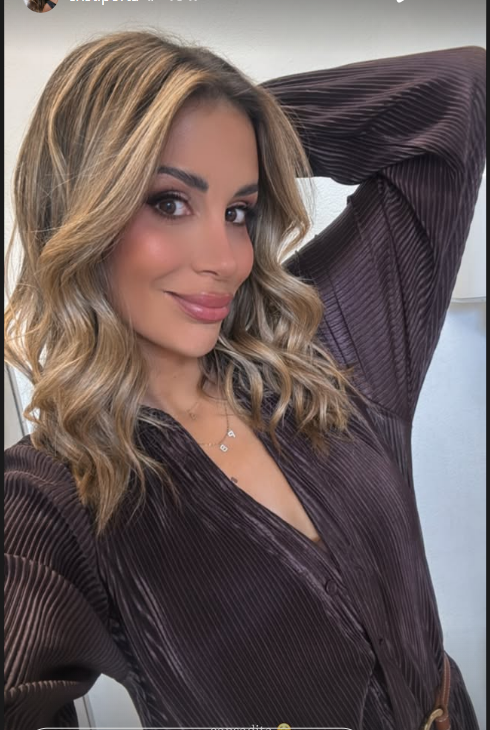 Esos besos me entonan🎶
No sé qué tienen tus ojos café, yeah🎶
Ere' má' linda en persona🎶
No puedo sacarme tu olor a Chanel, yeh🎶
Si me dejaras🎶
Yo te convenciera🎶
De que te quedarás🎶
Y de to' te hiciera🎶...🤎 #CrisPorta10J