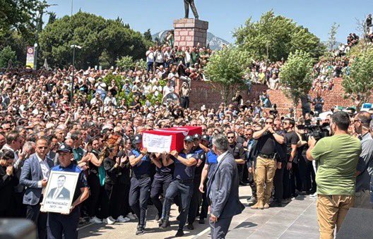 Ferdi Zeyrek’i sonsuzluğa uğurlarken bir kez daha gördük: İyilik iz bırakır.

Bu sadece bir veda değildi; adaletli, dürüst ve halk için yaşayan bir insanın ardından yükselen ortak bir vicdanın sesiydi.

Manisa, Ferdi Başkan’a sahip çıktı. Binlerce yürek onun için bir araya geldi.