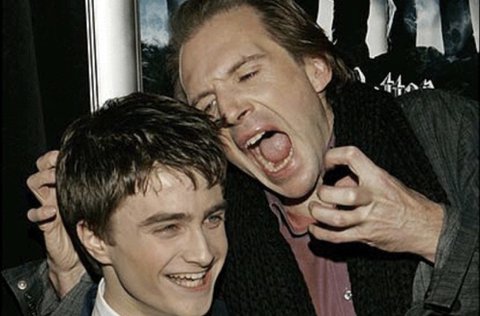 볼드모트 배우님이 다녤한테 장난치는 짤
공익을 위해 공유합니다