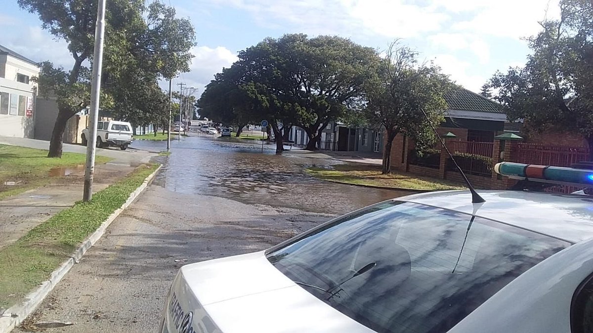 🚧 URGENT TRAFFIC ADVISORY 🚧
10 June 2025

The Nelson Mandela Bay Municipality wishes to inform residents that the Newton Street, between 4th and 5th Avenue, is closed due to hazardous flooding.

facebook.com/share/p/15TduE…