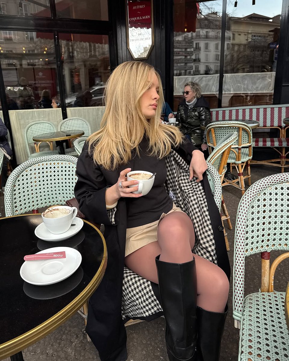 deadpoetrys_'s tweet photo. ㅤ
╋━━ Soaking up this beautiful afternoon with a warm cup of coffee and even warmer conversations with my lovely aunty pandy ☕ ੭ ࣪ ₊  ˚ 
 ㅤ https://t.co/7Ga6RFyd7N