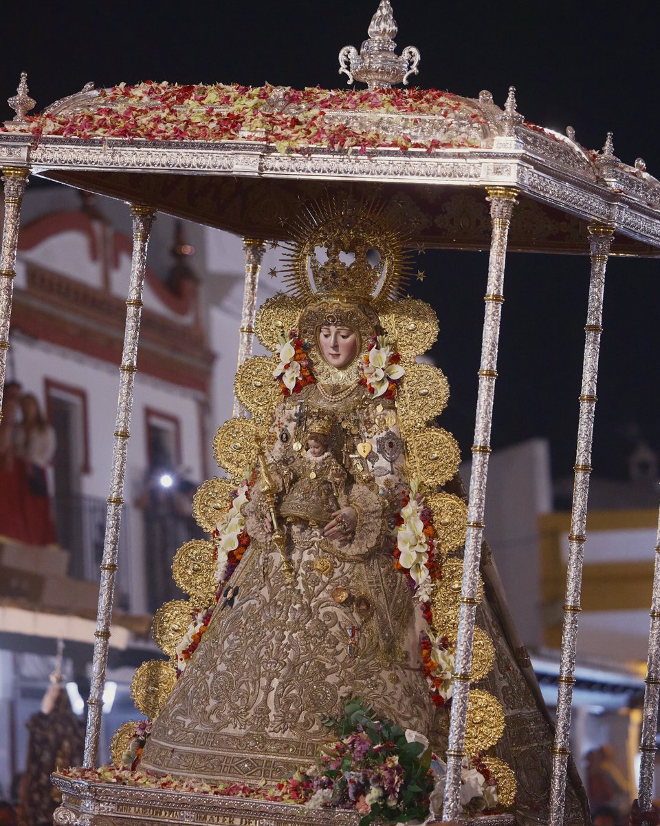 Esa Virgen que en volandas va.