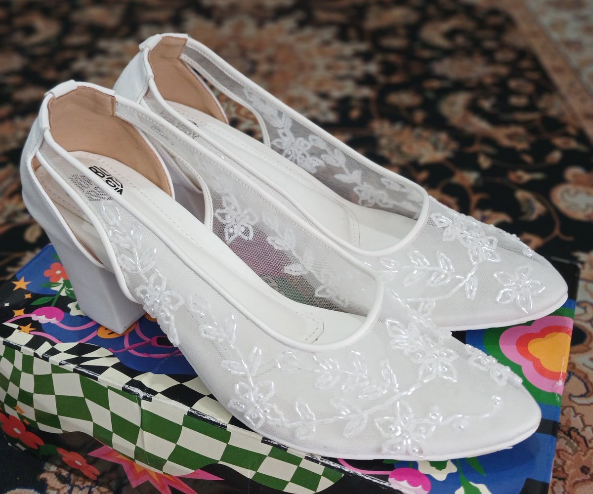 elephant_not_11's tweet photo. @k__dyg 170.000.
Ukuran 42. 
Sepatu + mahkota. Baru sekali pakai pas prewedding. https://t.co/uB0Jj6VHo2