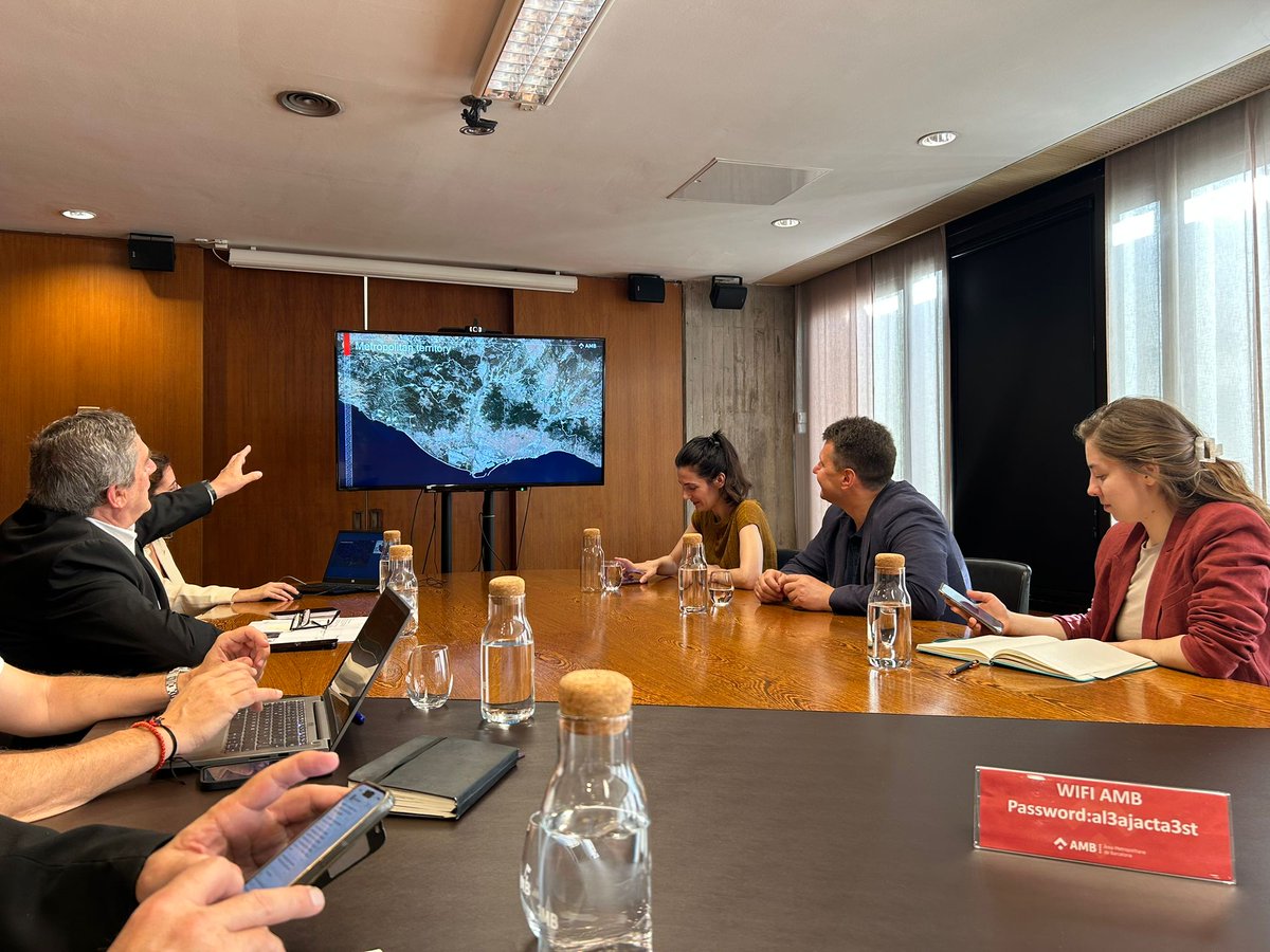 AMB_MetroGlobal's tweet image. El gerent de l'#AMB @ramontorra_ i el director d'internacional @oriolilla han rebut una delegació de Vínnitsia (Ucraïna) en el marc del projecte #TIPS4UA, per millorar la gestió municipal i afavorir l’intercanvi de coneixement🇺🇦🇪🇺
Compartim els projectes de la planta de triatge…