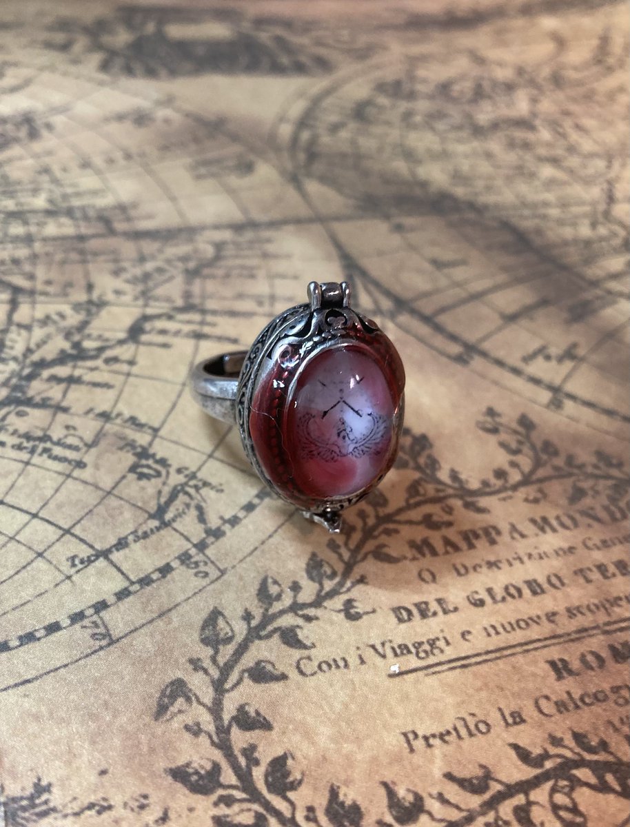 たまにはこんなアイテムが有っても良いのかな？
『天使の落とし物』…
どれだけ拭き取っても消えない血痕。
これは天使と悪魔どちらの血痕なんだろうか？
※画像に血痕の表現が含まれます🙇

#天界追悼庁
#天界追悼庁二次創作
#世界観共有企画
#ハンドメイド
#魔法雑貨