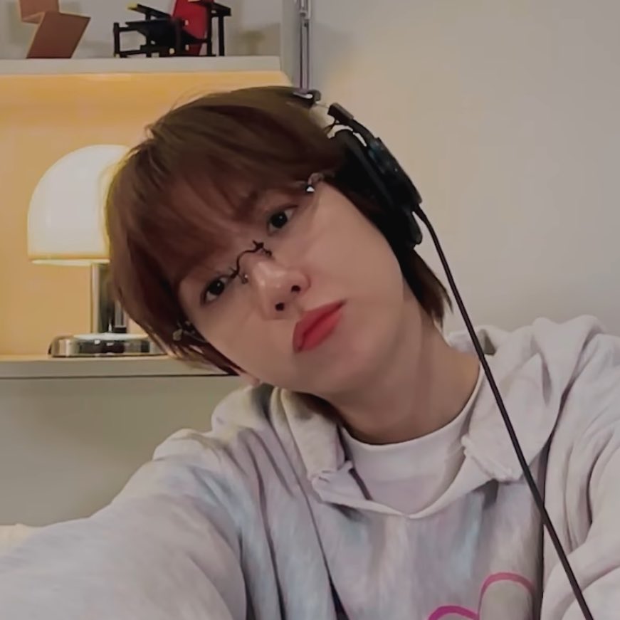 candybaek506's tweet photo. 변백현, https://t.co/HwOQmmlnib