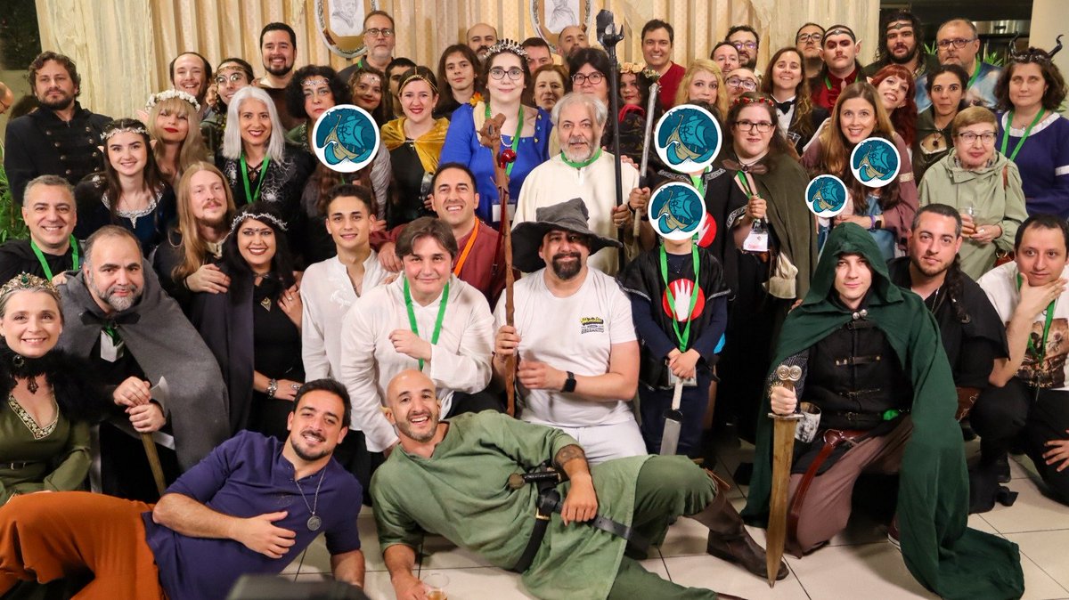 Cada vez somos más en la foto de la Cena de Gala de <a href="/Estelconste/">EstelCon 2025</a> 🤣✨ y más si se juntan compis de Madrid

#smialste #estelcon2025 #merethaderthad