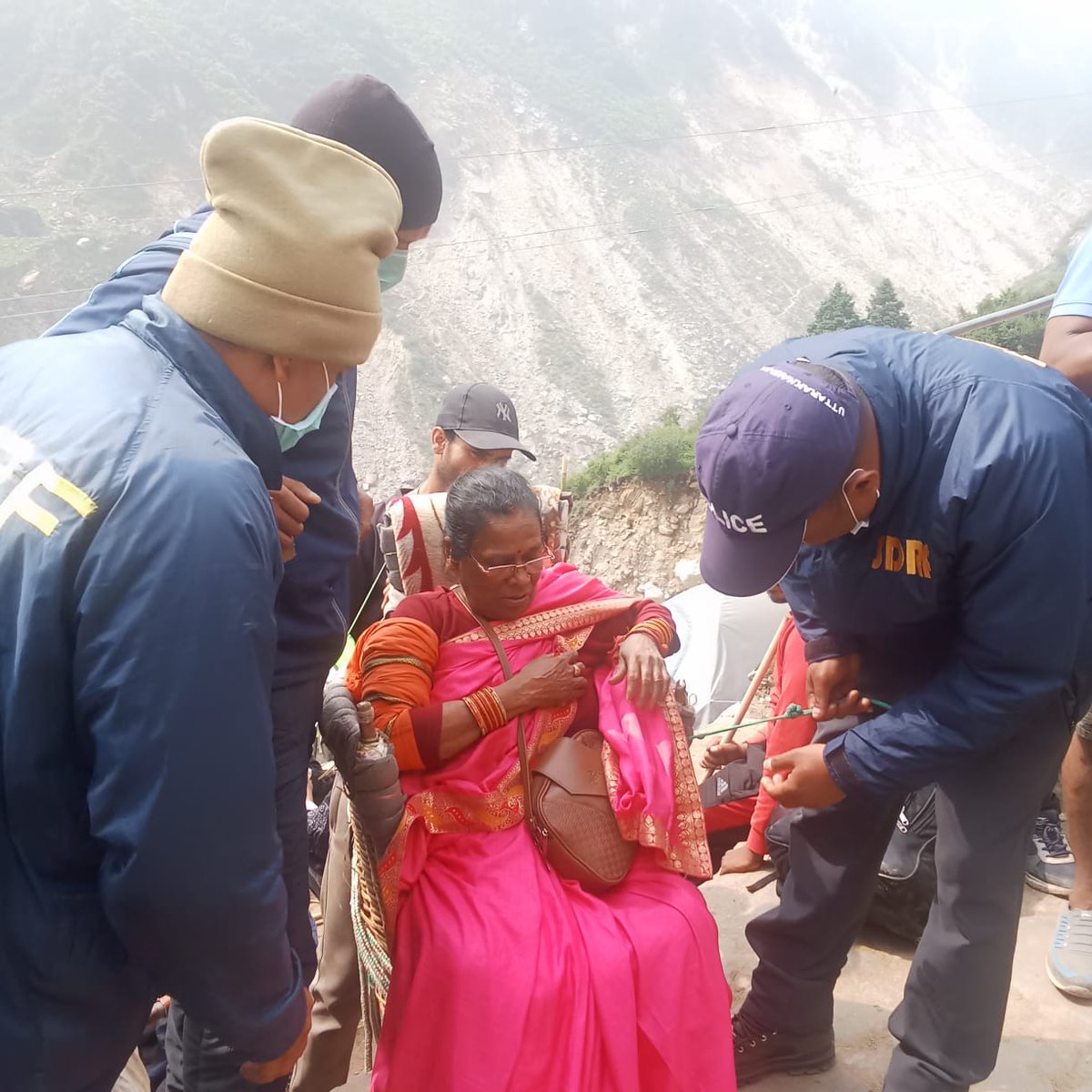श्री केदारनाथ यात्रा मार्ग पर थारू कैम्प के पास एक महिला श्रद्धालु के घोड़े से गिरकर चोटिल होने पर SDRF टीम द्वारा प्राथमिक उपचार कर उक्त महिला को तत्काल अस्पताल में भर्ती कराया गया। 
#SDRF #kedarnathyatra2025 #rescueoperation #sdrfuttarakhnad