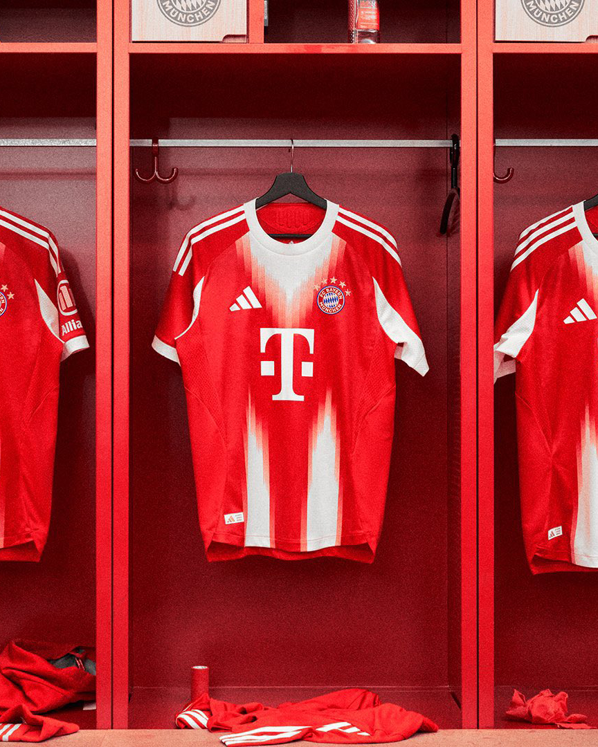 EleteTSC's tweet photo. 🇩🇪🔴⚪️ Bayern Munich (@FCBayern) hace oficial su camiseta @adidasfootball 2025/26.

Combina rojo y blanco para formar una "M" gigante al frente de la prenda. Cuello y puños en blanco. Lema "Mia San Mia" sobre la nuca. https://t.co/AKOVS8Dmm4