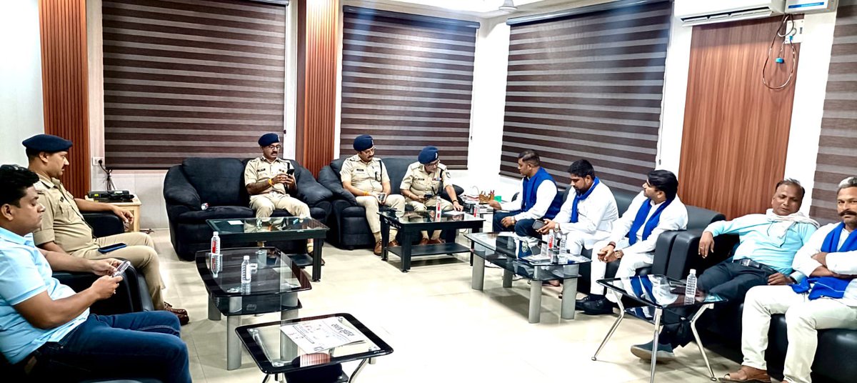 11 जून को भीमआर्मी महापंचायत की तैयारी जोरो पर 
ग्वालियर मुख्य पुलिस अधिकारीओ से चर्चा करने पहुंचे भीमआर्मी राष्ट्रीय उपाध्यक्ष दत्तू मेढे ने कहा  नहीं रुकनी चाहिए रास्ते में कार्यकर्ताओं की गाड़ियां अन्यथा जवाबदारी आपकी होगी। आपके कहने के उपरांत स्थान परिवर्तन किया गया है।