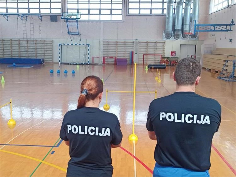 📢Pula📢Dođite i izvježbajte poligon za školovanje na Policijskoj akademiji ➡️ u subotu, 14. lipnja od 9 do 12 sati, u sportskoj dvorani u Santoriovoj ulici, svi zainteresirani građani mogu isprobati poligon za upis na Policijsku akademiju tinyurl.com/fu5s992u