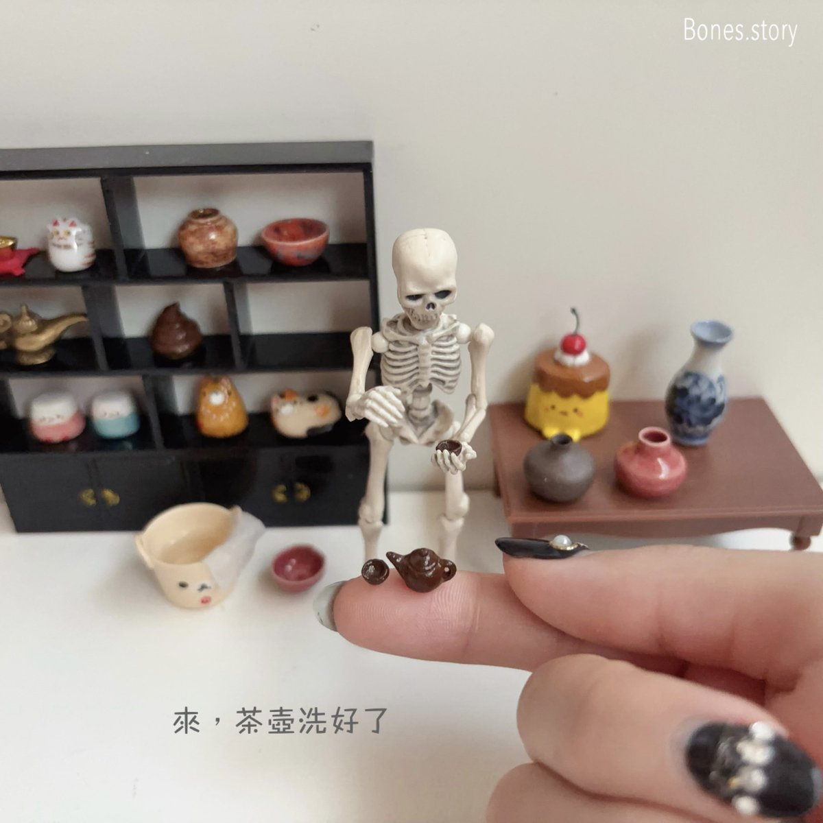 bones_story's tweet photo. 來幫小骷髏整理古董櫃💀
跟大家分享我的迷你陶瓷作品
感謝 塞牙縫都不夠 - 黏土袖珍食物 幫忙燒製
( ´▽` )ﾉ 大家最喜歡哪一個呢？
-
#骷髏劇場 #handmade #袖珍 #手作 #迷你 #微型 #微縮 #miniature #陶瓷 #瓷器 #陶藝 #toyphoto #toyphotography #茶壺 #貓咪 #狗狗 #布丁 #可愛 #ceramics https://t.co/Z6jCDt7y2w
