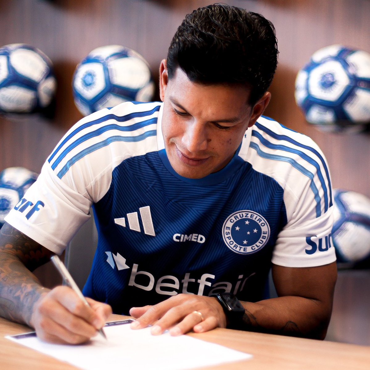 stats1921's tweet photo. 🦊 Grande dia, Nação Azul! Ontem o Cruzeiro oficializou a renovação de Lucas Romero até o fim de 2027!

Em nossa história tivemos quase 80 estrangeiros de 13 países e hoje vamos lembrar os que nos representaram mais oportunidades!
🧶 https://t.co/zqbu41lHRB