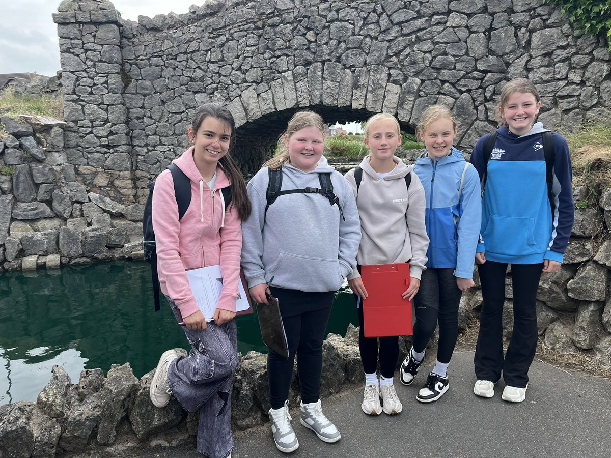BSGDGeography's tweet photo. Group 5 and Mrs Mills 🌎 @BoltonSch @Philip_Britton @LynneDKyle @BSGDLowerSchool https://t.co/XVYnHhtkof