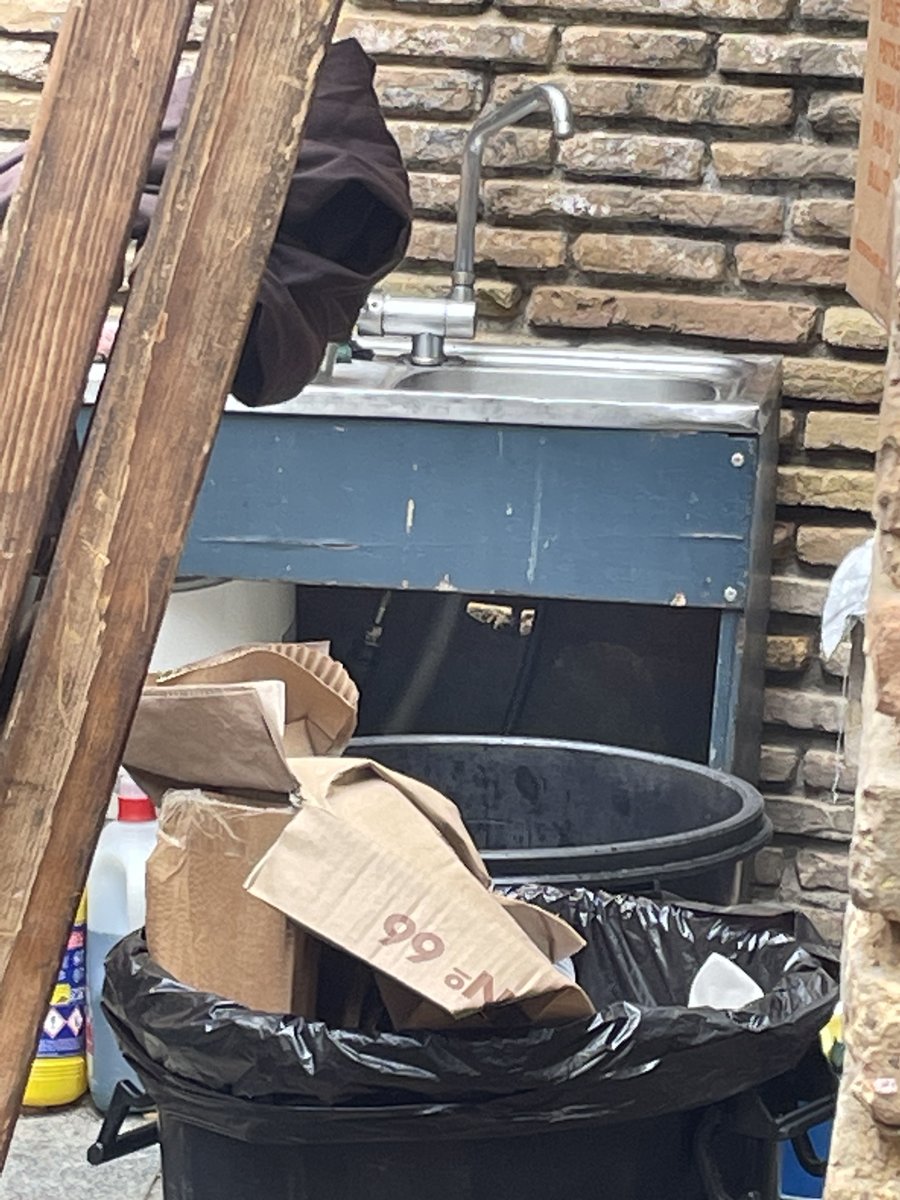 #MercadoMedieval de #Zaragoza un evento de <a href="/ZCultura/">Zaragoza Cultura</a> que incumple normativa sanitaria y hace la competencia desleal a la hostelería vendiendo Mojitos, lacon, agua de Valencia,..
📌 🔎🦠🦠Aquí lo único ⚔️medieval que encontrarás son las 
🤮🤮condiciones higiénicas!!🤮🤮🤮🤮🤦‍♂️🤦‍♂️🤦‍♂️