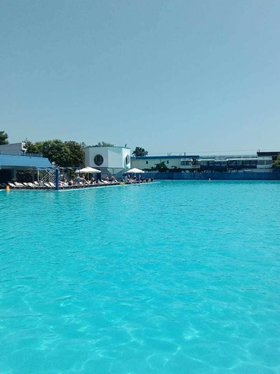 извините, не могу говорить, плаваю в бассейне, ем свежую клубнику и просто очень счастлива!!