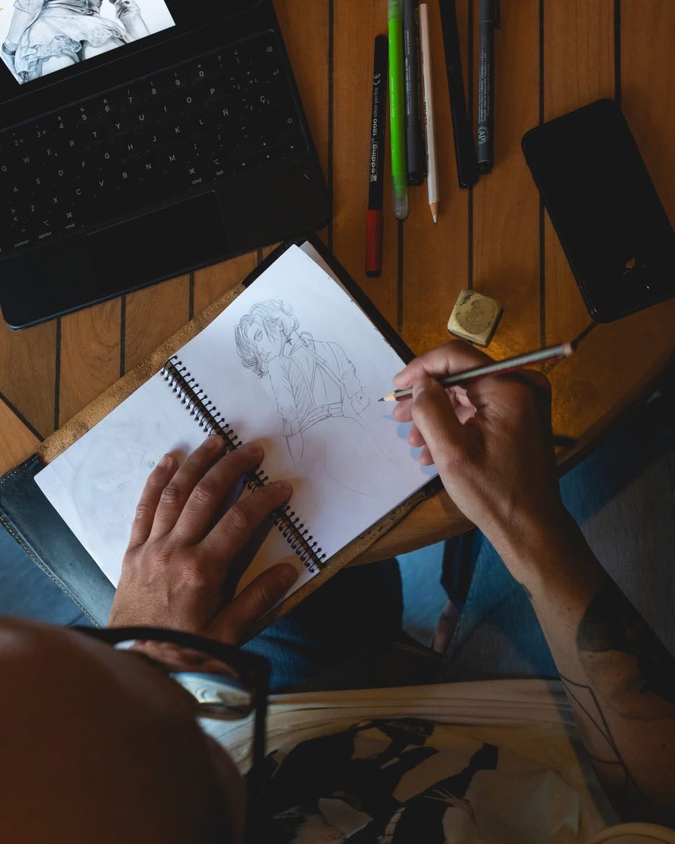 En La Traviata, cada esquina tiene una historia… y hoy queremos compartir la de @pedrogonzalezmiguel 🎨☕ Ven a descubrir tu propio rincón en La Traviata… ¿Dónde nos encontrarás hoy? 😉

📍 Calle  C. Sergio Sánchez, 8, Centro-Casco Antiguo, Cáceres.
⏰ Horario: Apertura: 16:00