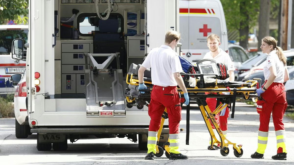 Wederom verschrikkelijk nieuws: tien doden bij schietpartij op school in Oostenrijkse stad Graz . Bovenal respect voor de hulpdiensten en collega's <a href="/roteskreuzat/">Österr. Rotes Kreuz</a> .  nos.nl/l/2570579 via <a href="/NOS/">NOS</a>
