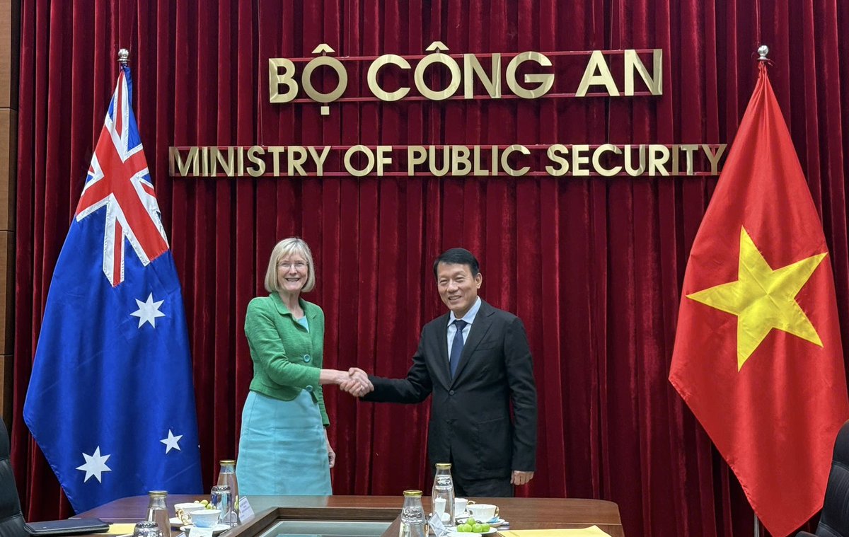 🇦🇺 values its important cooperation with 🇻🇳 to make both our countries safe and secure. I met 🇻🇳 Minister of Public Security, Luong Tam Quang, to discuss our security cooperation including on law enforcement, countering people smuggling, and cyber and critical technology.