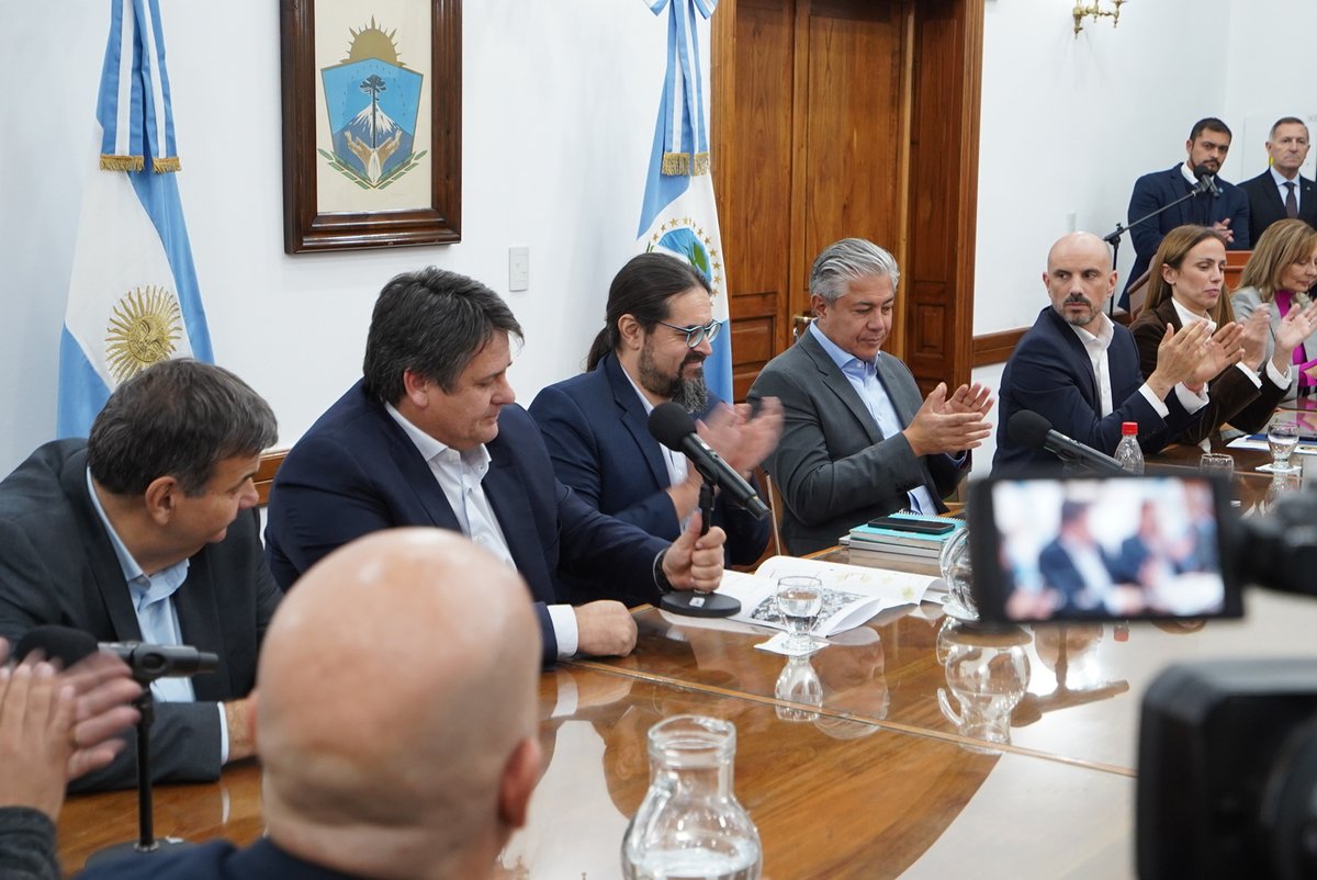 Realizamos la apertura de sobres para la ampliación y remodelación del 📍Centro de Salud Valentina Sur.

🧱💪 Una obra que mejora la infraestructura y la incorporación de equipamiento para mejorar el acceso a la salud y brindar una atención de calidad a la comunidad. #MásObras