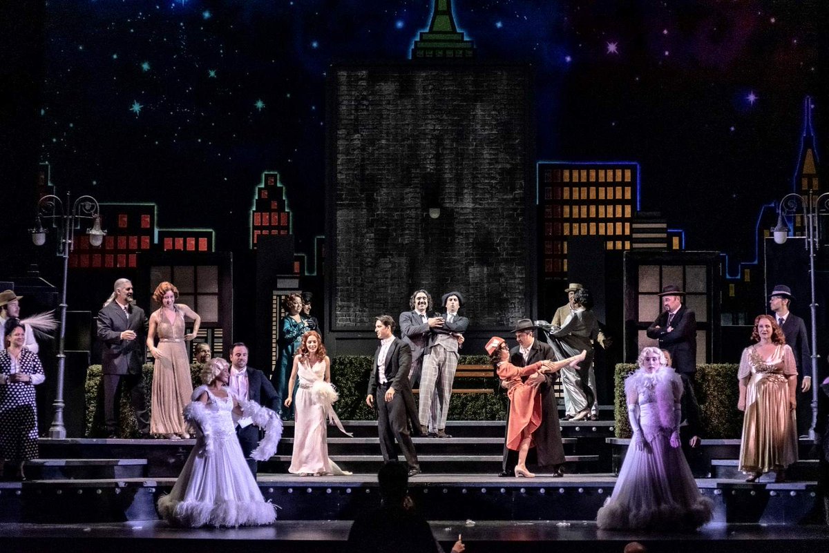 teatreprincipal's tweet photo. Còmica i emotiva. Així serà la darrera #òpera d'aquesta temporada: #DonPasquale de Donizetti.
🎞️ Ambientada a Nova York als anys 30, recupera personatges com Vito Corleone o els germans Marx.
📌 Estrena dimecres 18, divendres 20 i diumenge 22 de juny ➡️ https://t.co/k7hDAZf1Ed https://t.co/BAdrMcocVL
