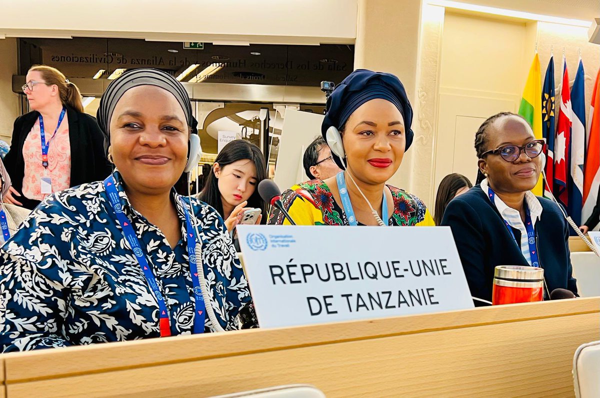 HoyceTemu's tweet photo. Mkutano wa Shirika la Kazi Duniani @ilo Unaendelea ikiwa ni wiki ya pili toka uanze. Nikiwa na baadhi ya washiriki wa Mkutano huu kutoka kushoto ni Mwenyekiti wa Taifa wa Chama cha Wafanyakazi cha #RAAWU ambaye pia ni Mjumbe wa Baraza Kuu la Shirikisho la Vyama Vya Wafanyakazi Tanzania (TUCTA) Bi. Jane Mihanji. Kulia ni Mkurugenzi Mkuu wa Chama cha Waajiri Tanzania @ATE_Tanzania na Kamishna wa @cmatanzania Bi. Susan Ndomba #kazinautu #Labourdiplomacy