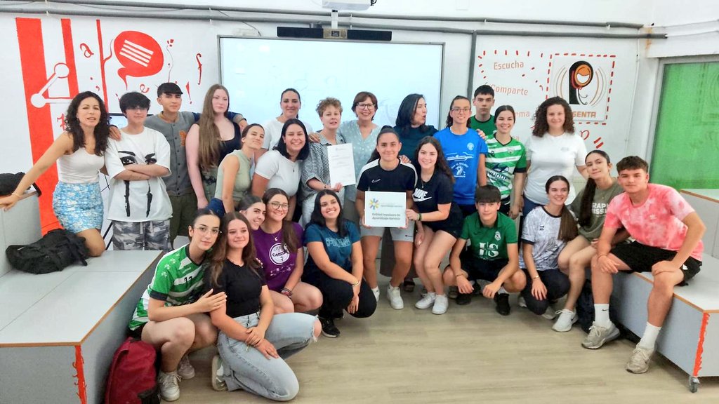 REDAPS (@redaps1) on Twitter photo En Extremadura esta mañana hemos hecho entrega de la placa y diploma de la Red en reconocimiento a la trayectoria del, por tres veces premiado, IES Alba Plata de Fuente de Cantos.
Ha sido una mañana emocionante y enriquecedora . #ApS #AprendizajeServicio En Extremadura esta mañana hemos hecho entrega de la placa y diploma de la Red en reconocimiento a la trayectoria del, por tres veces premiado, IES Alba Plata de Fuente de Cantos.
Ha sido una mañana emocionante y enriquecedora . #ApS #AprendizajeServicio