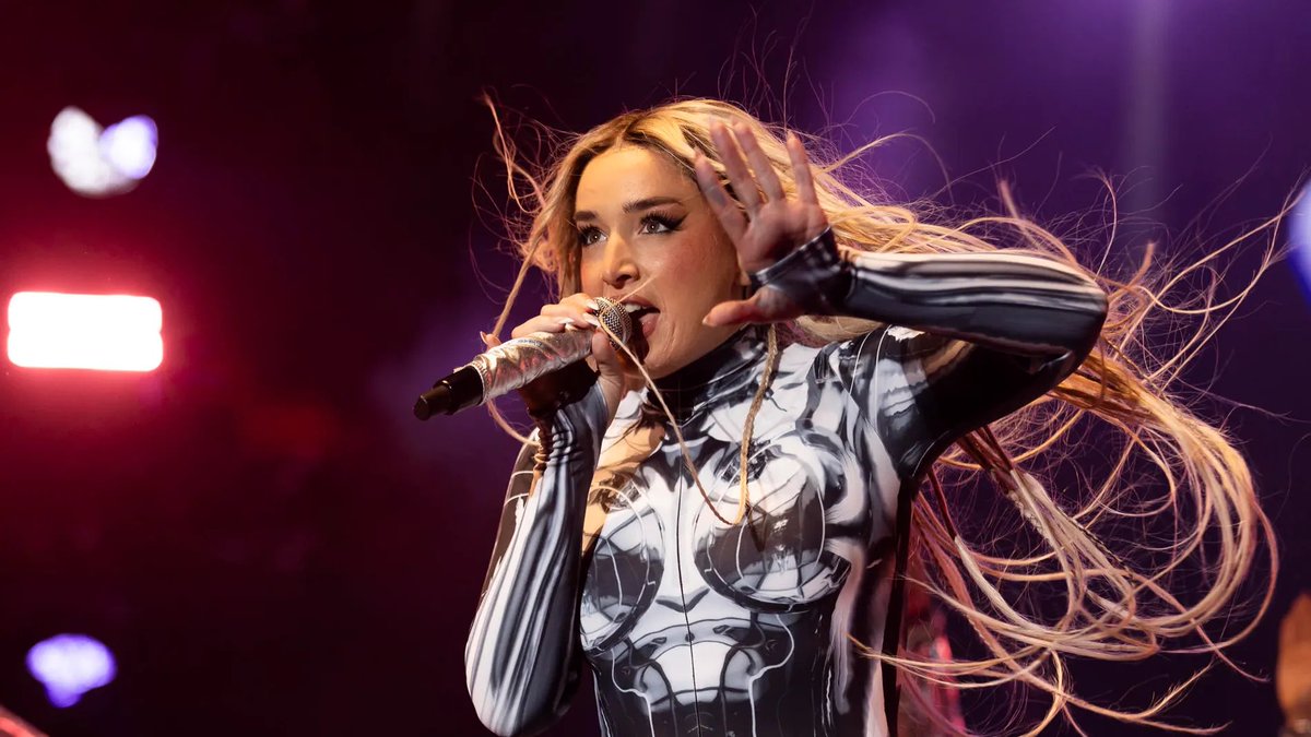 🚨 Lola Índigo ostenta «la producción más grande jamás vista por un artista español». 

60 personas sobre el escenario. 

1.200 m² de pantalla LED. 

Una torre central de 28 metros de altitud.

‘La Bruja, La Niña y el Dragón’, su primera gira de estadios, comenzará el sábado.