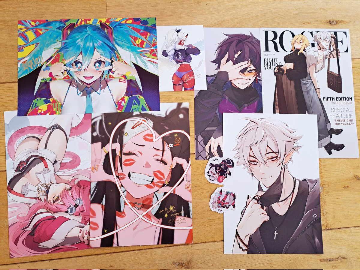 My vtuber loot at Dokomi!! Thanks to <a href="/Momotexx/">Momote 🦨</a> , <a href="/dyarikku/">Rikku リック ✗</a> , <a href="/yoclesh/">yocci よち👹</a> and <a href="/elfboi_/">Theo🗡️</a> for beeing so nice with me !! I m so happy 😭💗