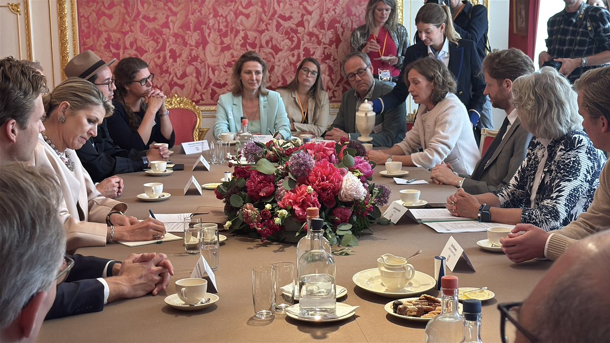 @Ons_MINDUs_ In de Puttikamer van Paleis Noordeinde gaan minister, staatssecretaris, wethouders Groningen, Delft, Tilburg, bm <a href="/floorvermeulen/">Floor Vermeulen</a> Wageningen, <a href="/MBORaad/">MBO Raad</a>, vz Uni’s van NL, enz over studentenwelzijn en mentale gezondheid in gesprek.
