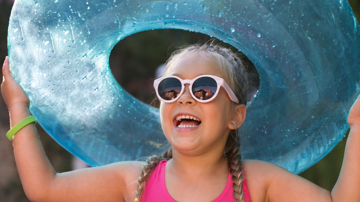 Famílies... l'ambient ja fa olor a estiu! 

I això vol dir que arriben les vacances escolars 😅 Què fem ara les mares i els pares?

🏖️N'estem parlant a <a href="/radio4_rne/">radio4_rne</a> amb la <a href="/Claudiatecglen/">Claudia Tecglen</a> <a href="/BBiblioterapia/">Booklife.Biblioteràpia i prescripció literària</a> <a href="/Lagranjaescola/">La Granja Ability Training Center</a> 

📻Ens escoltes? rtve.es/play/audios/pr…