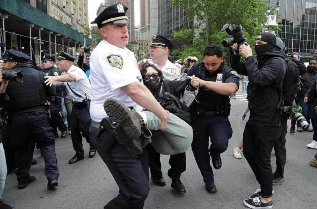 Urgent Alert! Riots in the US over illegal immigrant arrests are escalating, affecting logistics parcel delivery in Los Angeles, Chicago, etc.#USA #LosAngelesProtests #LosAngeles