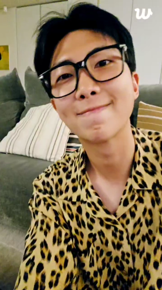 TheWingsOfBE's tweet photo. — TRADUCCIÓN AL ESPAÑOL DEL WEVERSE LIVE DE #RM 🌟

Título del live: "Cuánto tiempo sin verte, soy Namjoon"

🔗https://t.co/DCjfmE6EdX

@BTS_twt https://t.co/YRYOd2sSdt