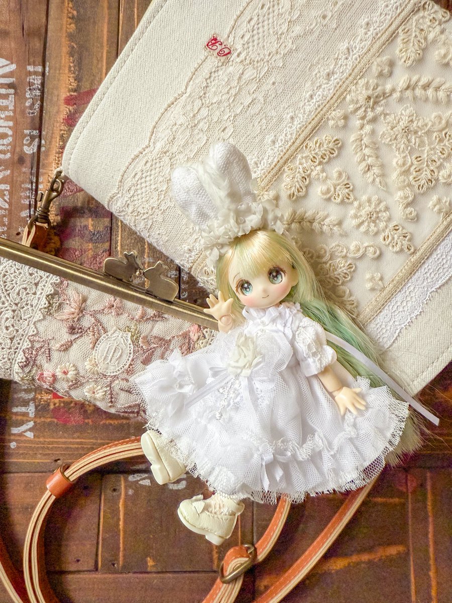 この日のお散歩コーデ🎀
リーフ柄の刺繍リボンにアンティークレースを合わせています☺️

生成り色のやわらかな色合いが好きなんですよねぇ🥰✨

お散歩の時には、ドールポーチと小さいステンレスボトルを入れてます😊