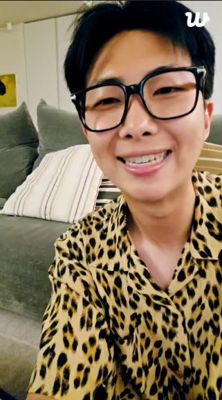 TheWingsOfBE's tweet photo. — TRADUCCIÓN AL ESPAÑOL DEL WEVERSE LIVE DE #RM 🌟

Título del live: "Cuánto tiempo sin verte, soy Namjoon"

🔗https://t.co/DCjfmE6EdX

@BTS_twt https://t.co/YRYOd2sSdt