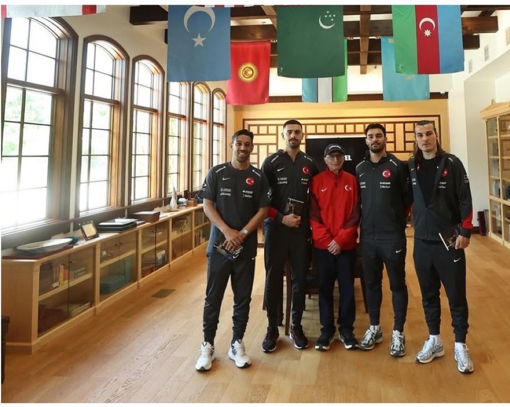 Nobel ödülü Prof. Dr. Aziz Sancar'ı ziyarete Bulunan 🇹🇷Türk Futbol Milli Takım Doğu Türkistan bayrağının bulunduğu Mekanda görüşmesi Dikkat çekti. Aziz Sancar hocamıza ve millî takımımıza teşekkür ederiz.