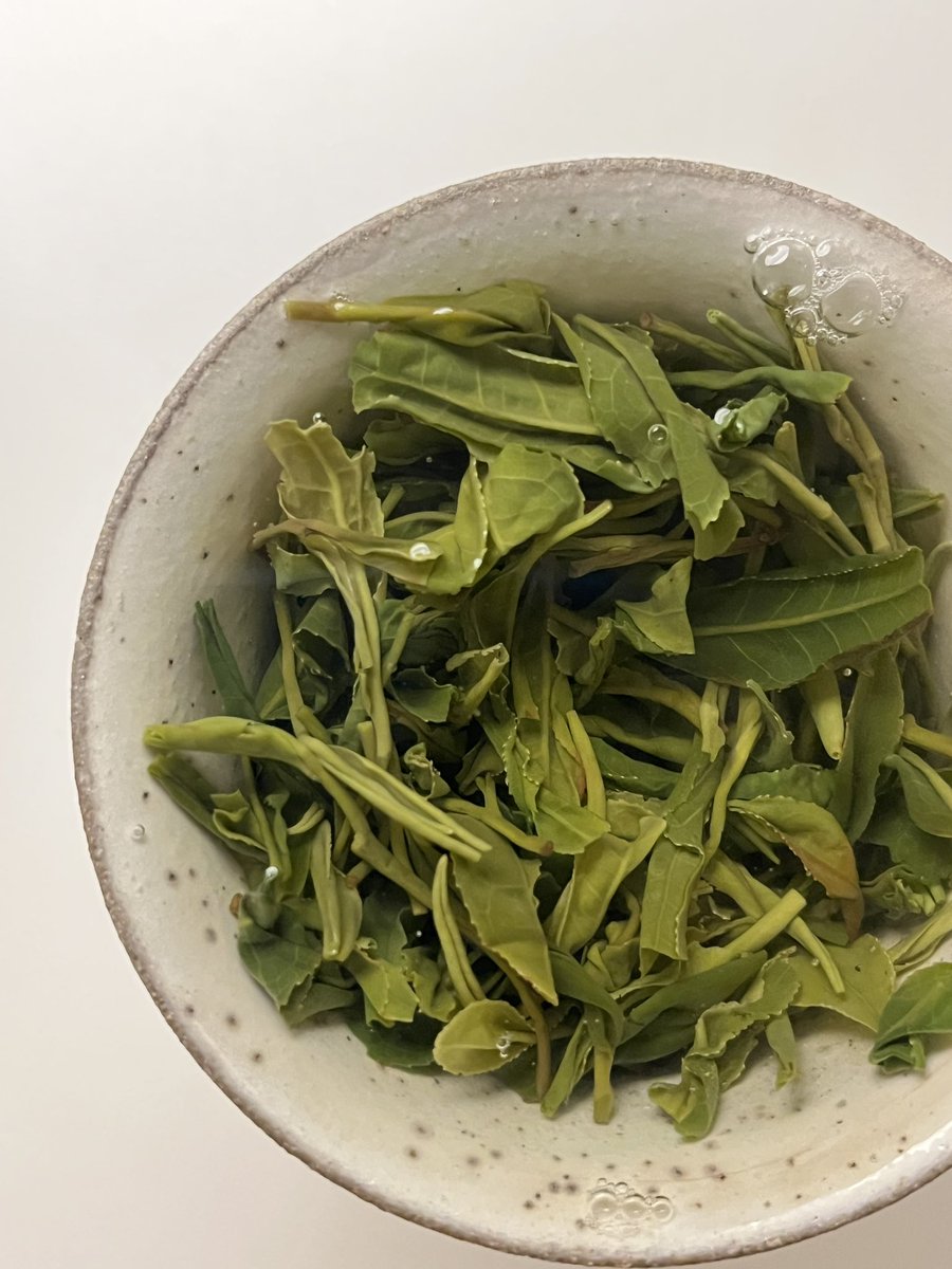 뜨거운 여름밤은 녹차 한잔으로 식혀갑니다.
다들 오늘 하루도 수고하셨어요.