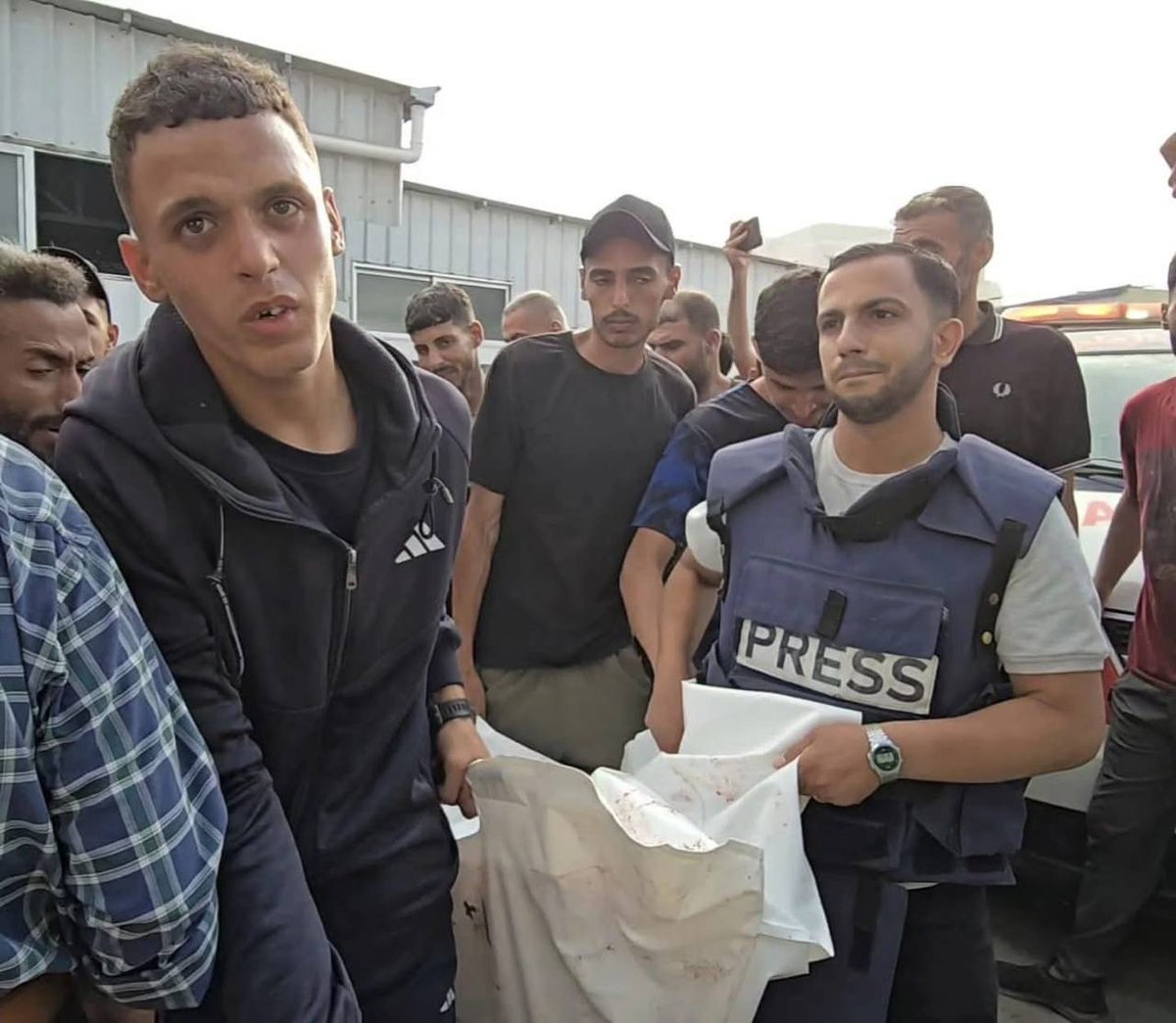 "مش عارف مين ضايل أشيل من الزملاء والأصدقاء.."

-الصحفي أنس الشريف في تشييع الصحفي الشهيد مؤمن أبو العوف رحمه الله