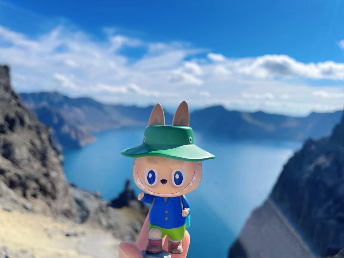AcrossJilin's tweet photo. 📸 Labubu's Changbai Mountain moments!
🌲 Summer: Lush greens & Tianchi’s blue.
❄️ Winter: Snowy wonderland & icy trees.
Which do you love more? 👇 #Labubu #POPMART #labubuplay #China https://t.co/k9D8Ritzsp