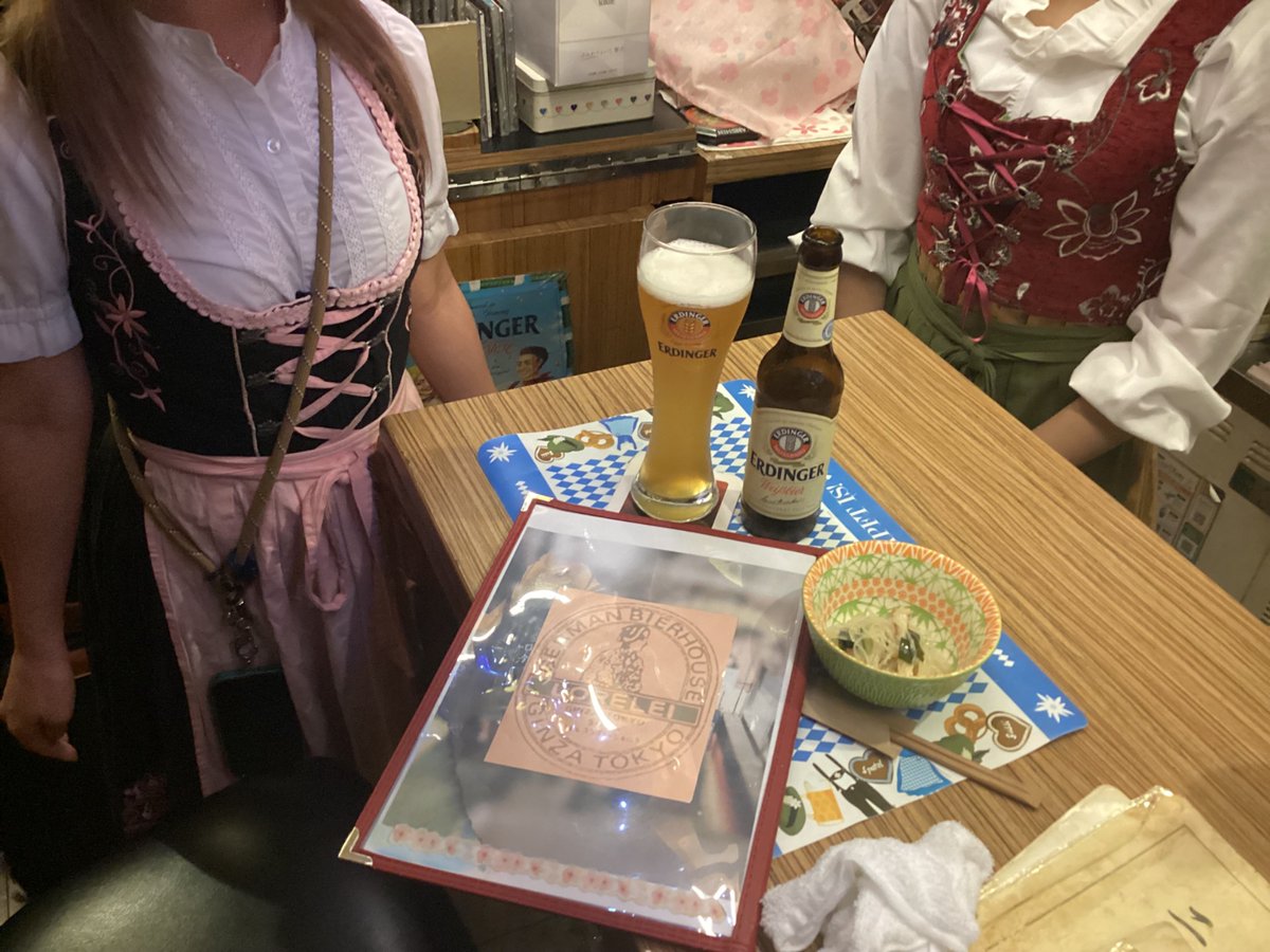 billyVF27's tweet photo. 「10年前からここで働いています」女性店員さんは3名。制服はディアンドル。可愛らしい店員さんが、お客さんからドリンクを貰っている👀。ドイツビール😋ギター伴奏で店内全員で歌う令和の歌声喫茶に愉し🥳🍺開業45年目(#ぶらりコンセプトバー巡り 第515話 ローレライ（銀座）https://t.co/eIz8ByGOlT https://t.co/g24T1RMarw