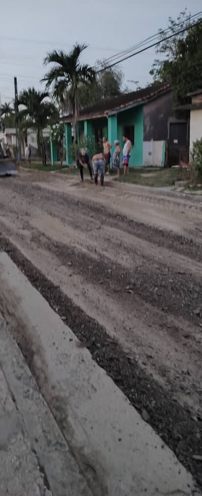 YadiraF88074677's tweet photo. #ControlPopular Una muestra de  participación popular en la búsqueda de solución a las problemas se evidencio en el CDR 2  de la Circunscripción 7 en    labores de reparación de la calle Marcelino Castañeda #Sibanicú https://t.co/e1snbiSMAf