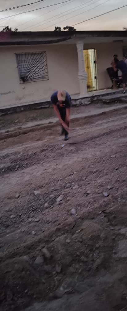 YadiraF88074677's tweet photo. #ControlPopular Una muestra de  participación popular en la búsqueda de solución a las problemas se evidencio en el CDR 2  de la Circunscripción 7 en    labores de reparación de la calle Marcelino Castañeda #Sibanicú https://t.co/e1snbiSMAf