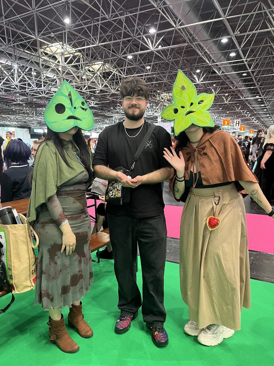 yeNoctis's tweet photo. I just came home yesterday but had a strong headache so imma tweet now 🙇🏻‍♂️

I’m really thankful to @DoKomi because even when you already visited the convention multiple times it’s always a blessing to be there again! 🫂

The long weekend was so cool I don’t know where to start but all the artist, cosplays and the most ppl in general were really nice 🥰 

The concert of BURNOUT SYNDROMES (the band who made multiple haikyu openings) were also there and made a really great performance live 😌

I also found a cool Gaku Cosplay which was my cosplay Hunter mission this time haha overall THANK YOU TO EVERYONE WHO WAS A PART OF THIS GREAT WEEKEND 🫰🏻

The beautiful bag is from @KabujiroK 🍙

1/2