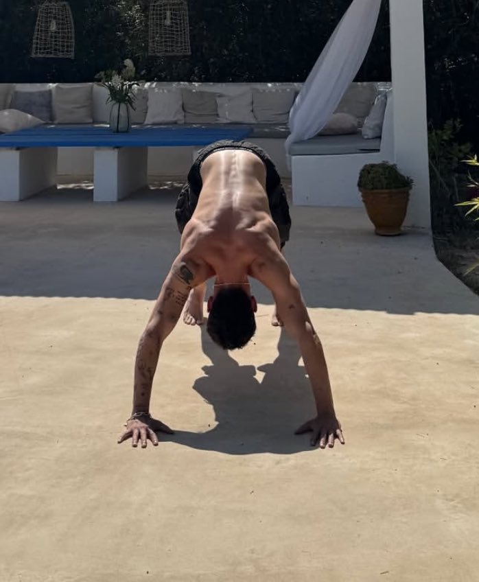 ⠀

хэштег йога с любимой, или день, когда я узнал, что собака, оказывается, стоит мордой вниз, а не жопой кверху. ⠀