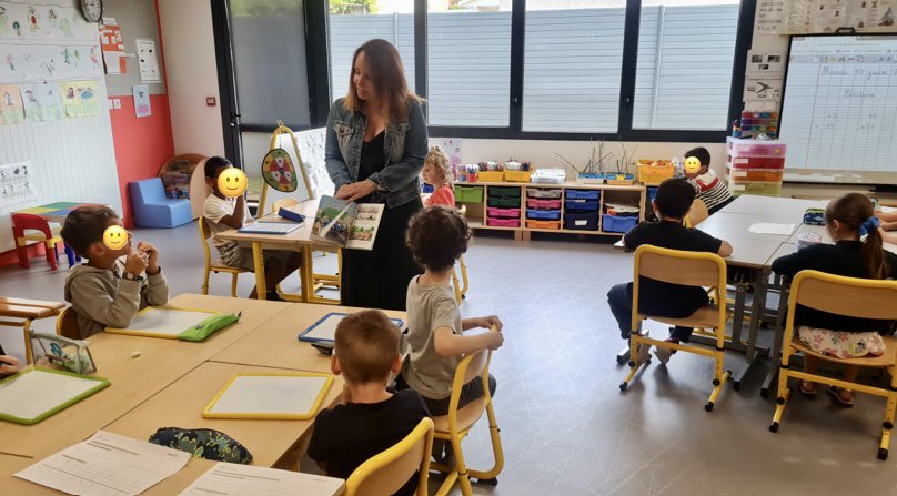 🛣️📚Le livre « Les travaux de routes » poursuit son bonhomme de chemin auprès des plus jeunes, dans les écoles du territoire !

#DécouvrirEtSintéresser 
👧🧒👧 Aujourd’hui, ce sont les élèves de grande section et de CP de Château-Gaillard (01) qui ont pu découvrir l’univers de la